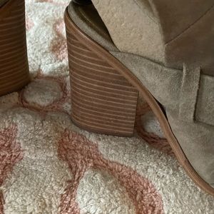 Marc Fisher ltd. Ankle strap Block Heels EUC 9M